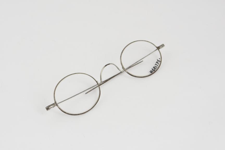 Spectacles, straight, steel wire, both ends missing, English