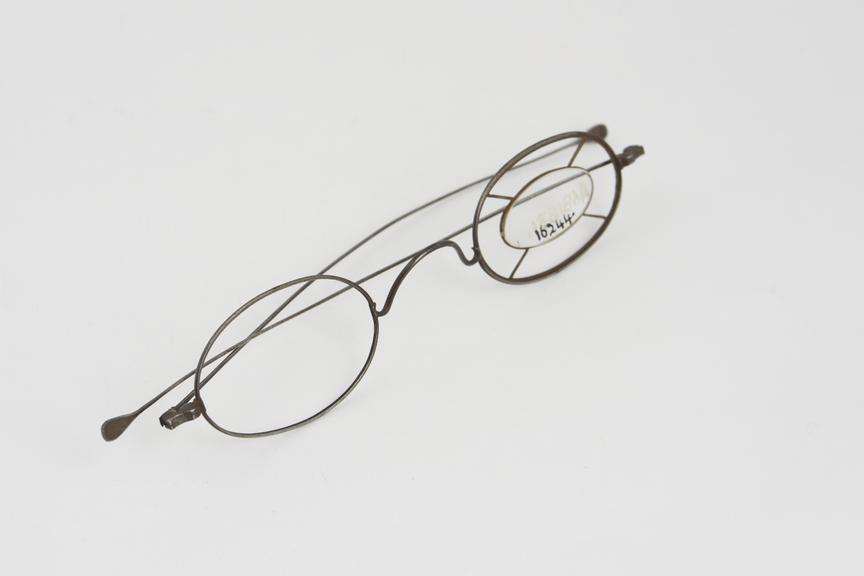 Segment, straight, spectacles, steel wire, English, 1830-1850