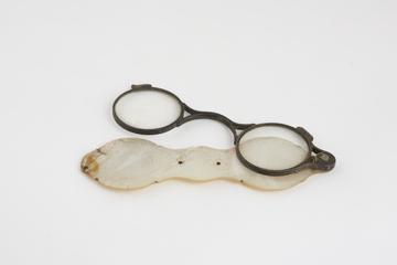 Hand, folding spectacles
