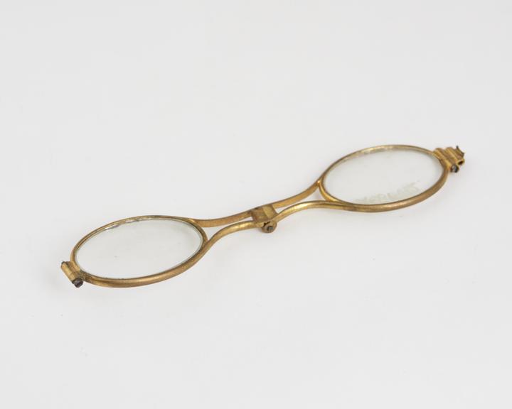 Hand, transverse folding, sprung spectacles, silver gilt