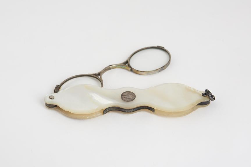 Hand spectacles, medium single fold, silver frame