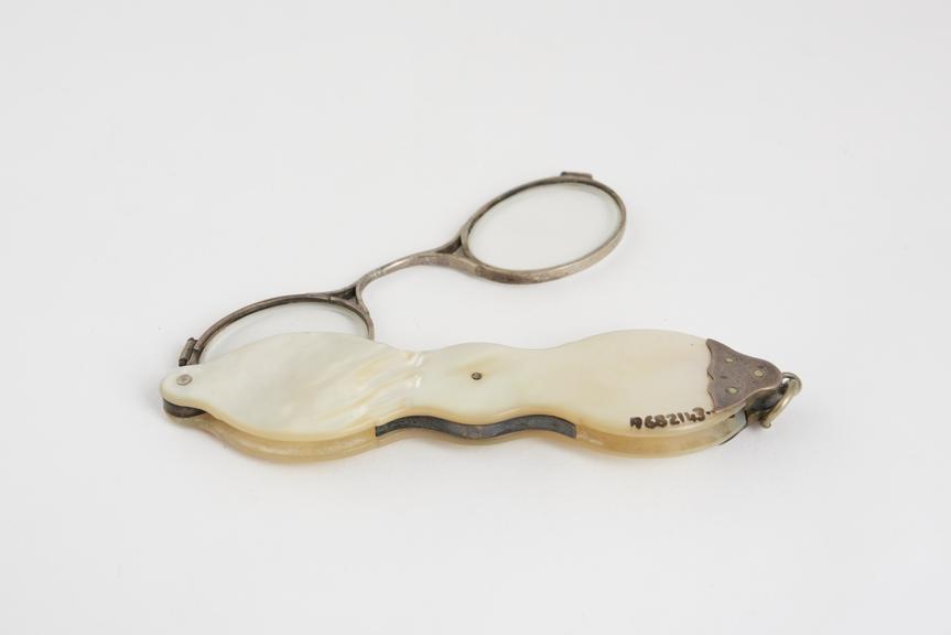 Hand spectacles, medium single fold, all tortoiseshell