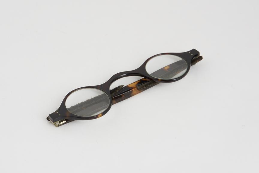 Spectacles, straight, tortoiseshell, metal hinges, English