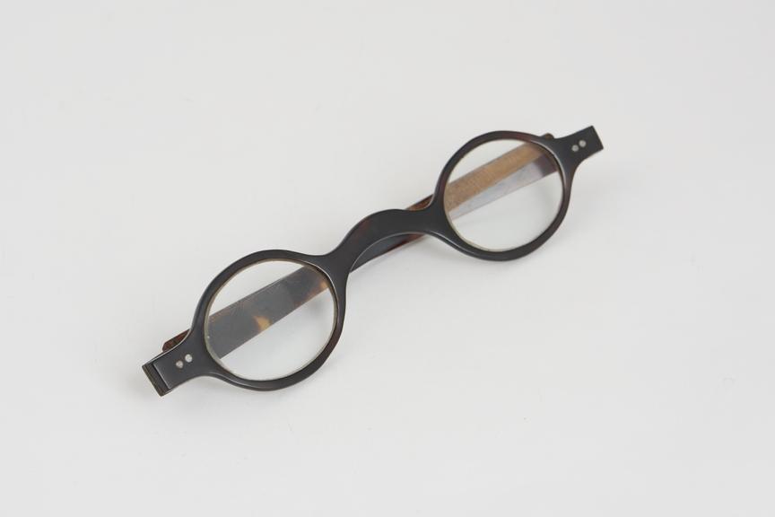 Spectacles, straight, tortoiseshell, metal hinges