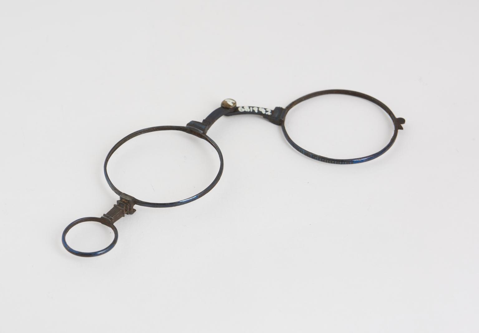 Moveable Spectacles Hand, folding spectacles | Science Museum Group Collection