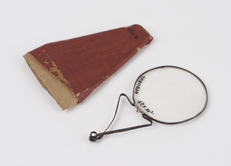 Magnifying glass, simple construction consisting of lens with