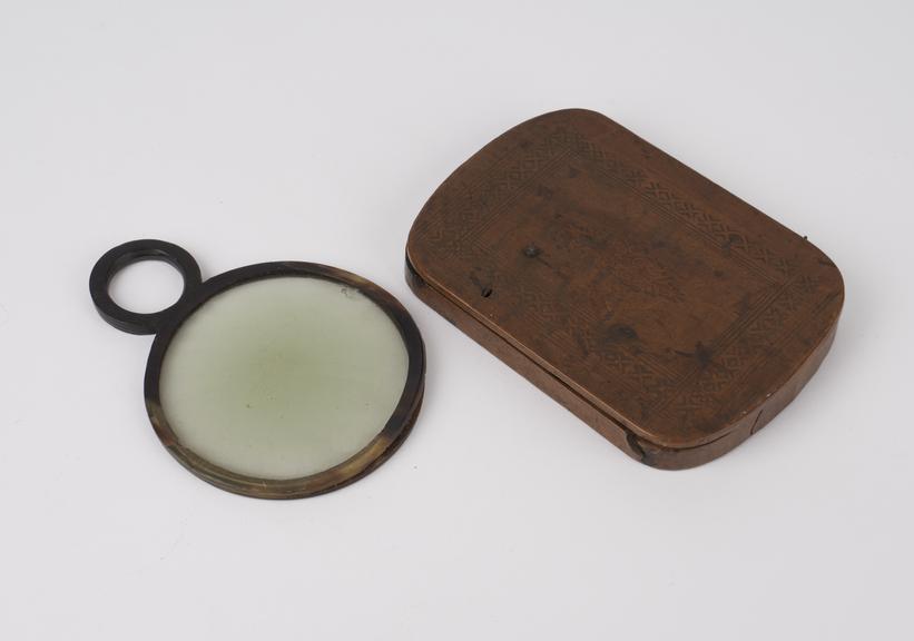 Magnifying glass, horn frame, in slim rectangular wooden case