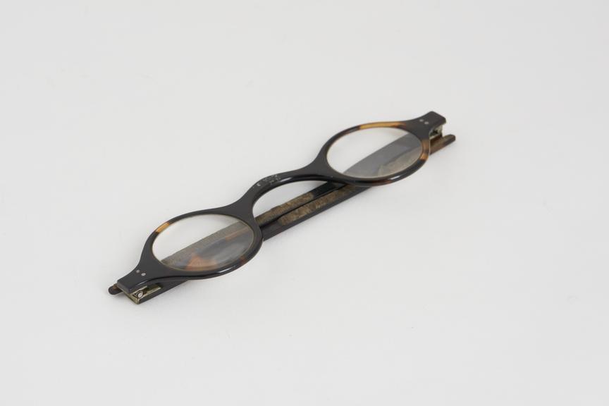 Spectacles, straight, tortoiseshell, metal hinges, English