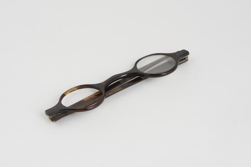 Spectacles, straight, tortoiseshell frames, metal hinges