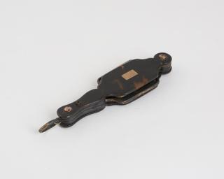 Hand, transverse folding sprung spectacles