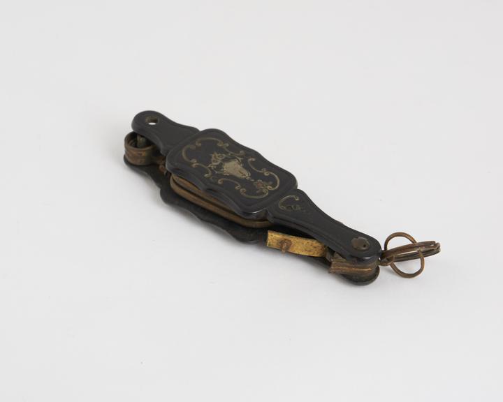 Hand, transverse folding, sprung spectacles
