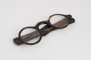 Transverse folding spectacles