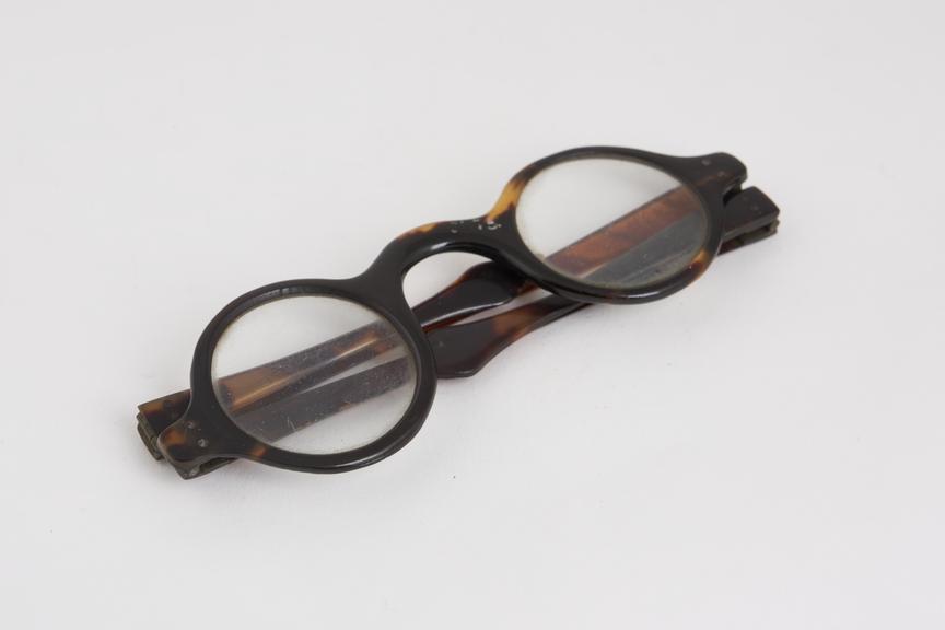 Transverse folding spectacles, tortoiseshell, English, 1800-1880