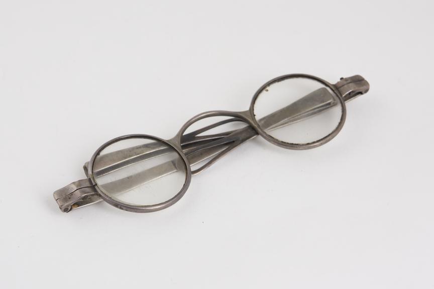 Transverse folding spectacles, silver, hallmarked London 1802