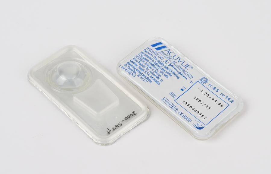 Acuvue Bifocal' contact lenses (2).'