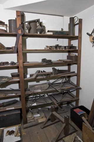 Iron trussed frame for sculpture machine