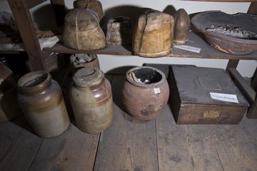 Earthenware jar, containing alabaster dust