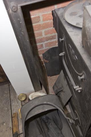 Cylindrical tinplate case with fitted end-cap