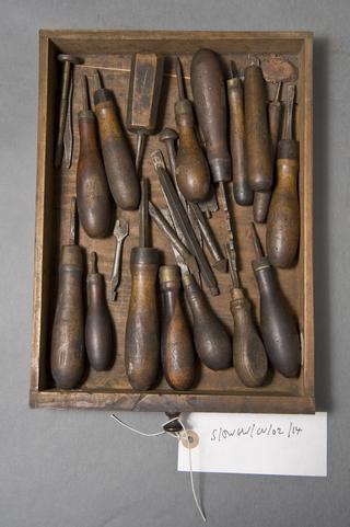 Tool with slotted end, for brace