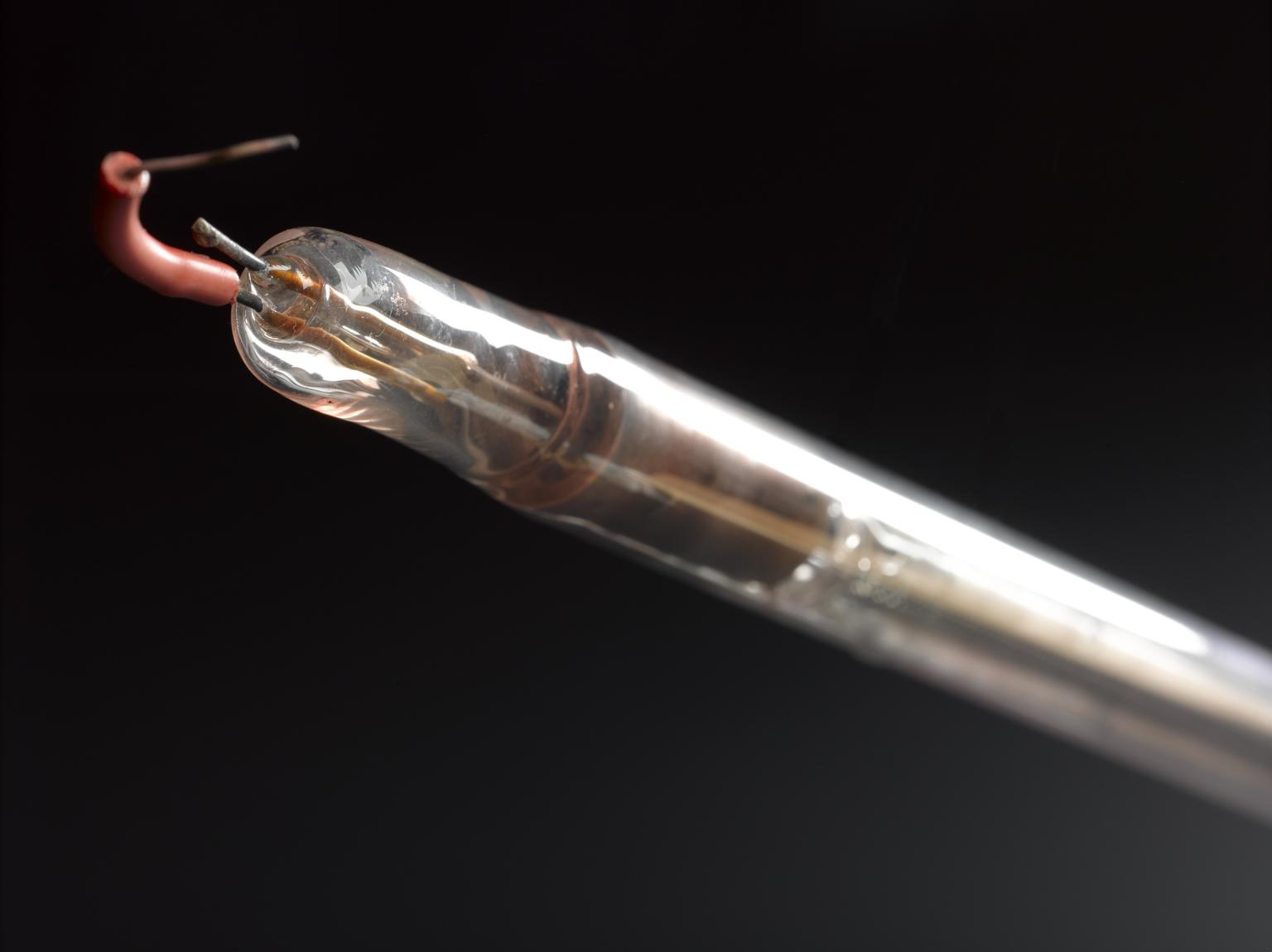 First sealed-off travelling wave tube, 1945-1946 | Science Museum Group ...