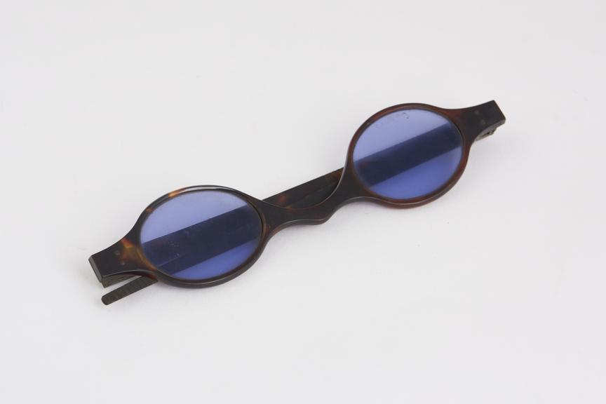 Straight sunglasses, tortoiseshell frames, English, 1820-1880