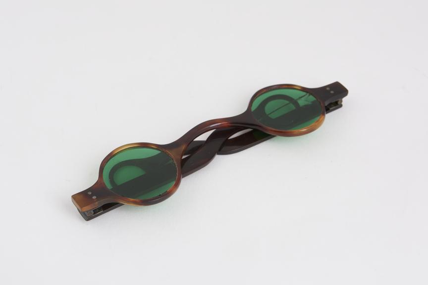 Straight sunglasses, tortoiseshell frames, English, 1840-1900