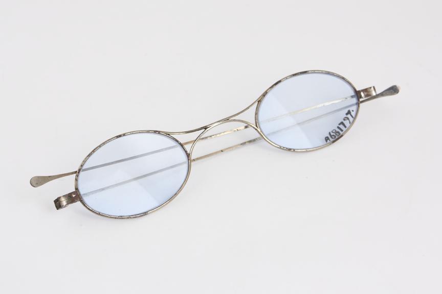 Straight, tinted spectacle, steel wire, from France, 1801-1920