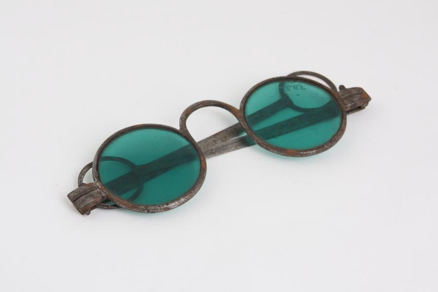 Straight tinted spectacles, steel, corroded, English, 1751-1850