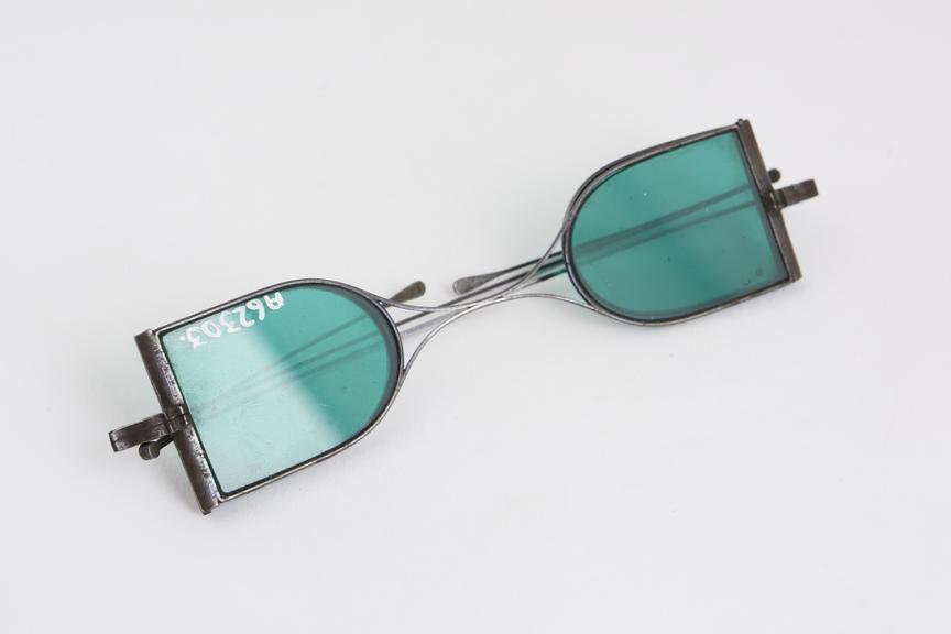 Turn pin spectacles, eye preservers, blued steel wire, tinted