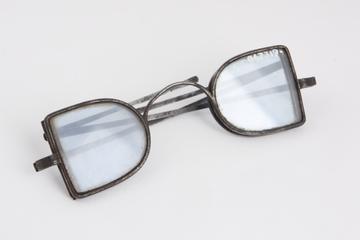 Turn pin spectacles