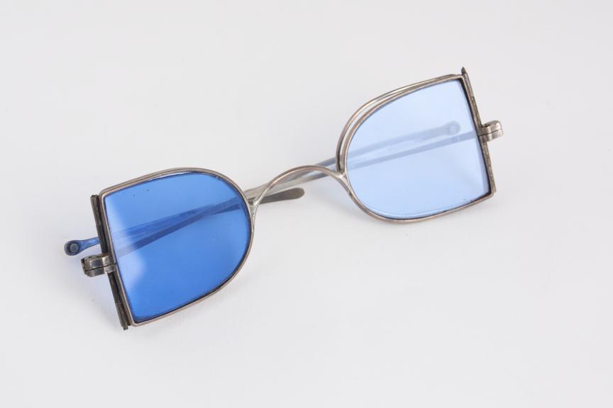 Turn pin sunglasses, silver, double lenses, one missing