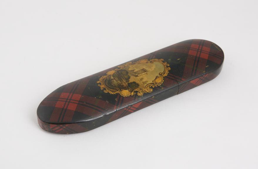 Pull off spectacle case, wood, tartan finish