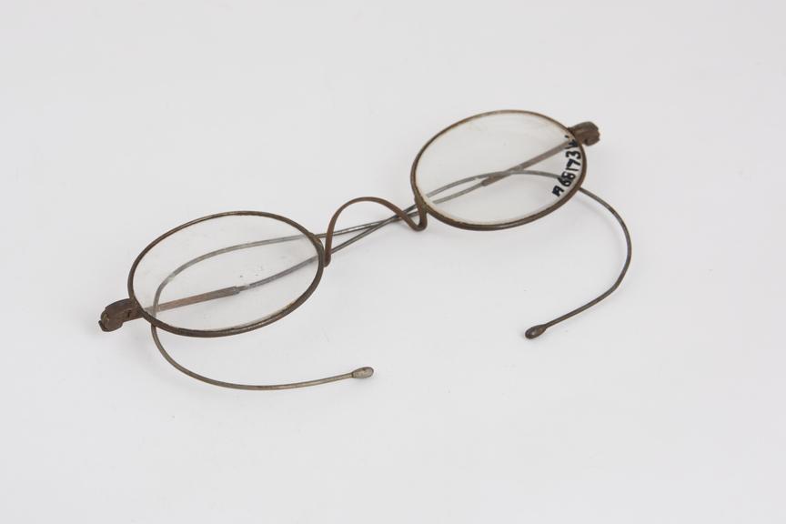 Coil spring spectacles, steel wire, English, 1801-1920