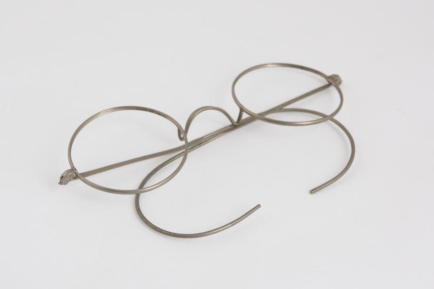 Coil spring spectacles, aluminium, European, 1870-1900