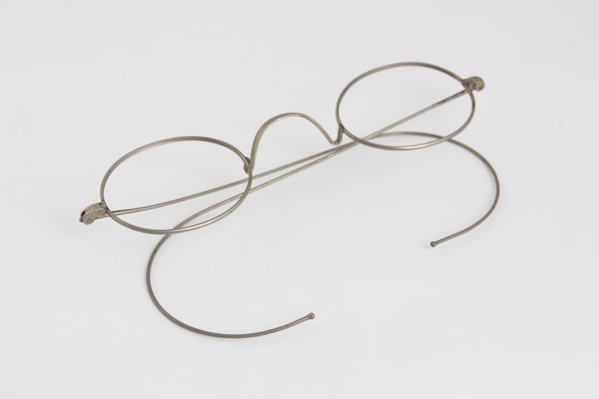 Coil spring spectacles, aluminium, the Aluminene, 1801-1900