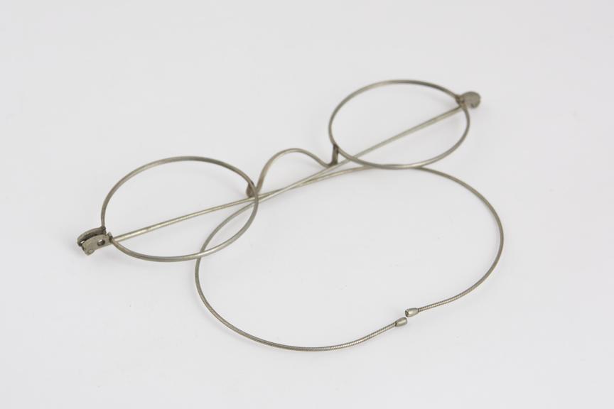 Coil spring spectacles, steel wire, English, 1801-1900