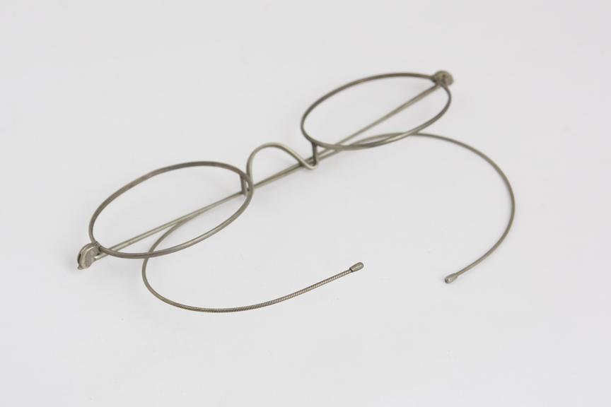 Coil spring spectacles, steel wire, English, 1801-1900