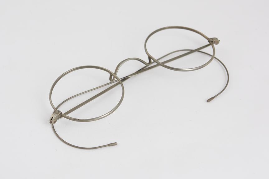 Coil spring spectacles, aluminium, European, 1870-1900