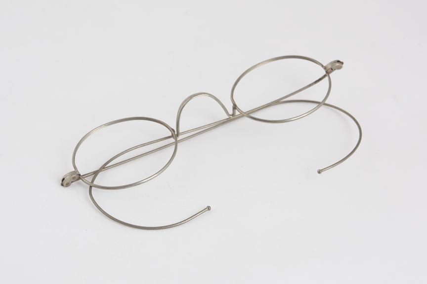 Coil spring spectacles, aluminium, European, 1870-1900