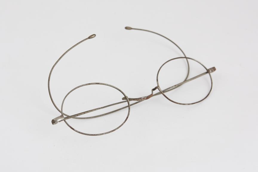 Coil spring spectacles, steel wire, English, 1801-1900