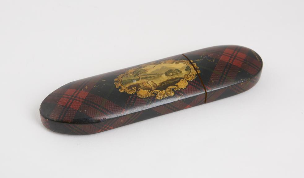 Pull off spectacle case, wood, lacquered tartan design