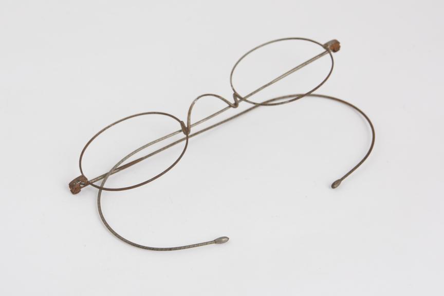 Coil spring spectacles, steel wire, English, 1801-1900