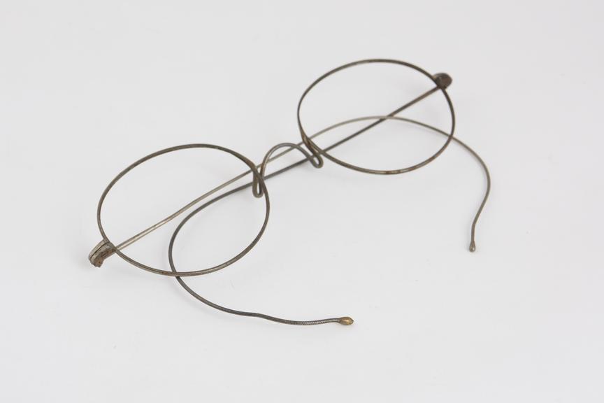 Coil spring spectacles, steel wire, English, 1801-1900