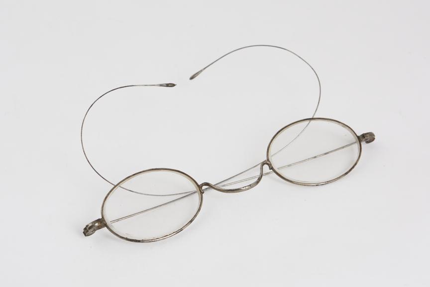 Straight spectacles, coil spring, English, 1801-1900