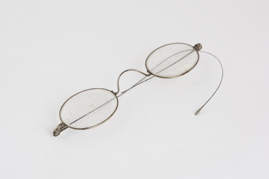 Curved spectacles, steel wire, English, 1790-1850