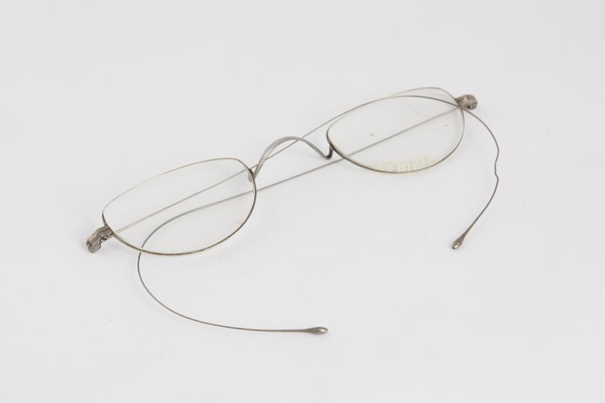 Coil spring spectacles, steel wire, English, 1861-1920