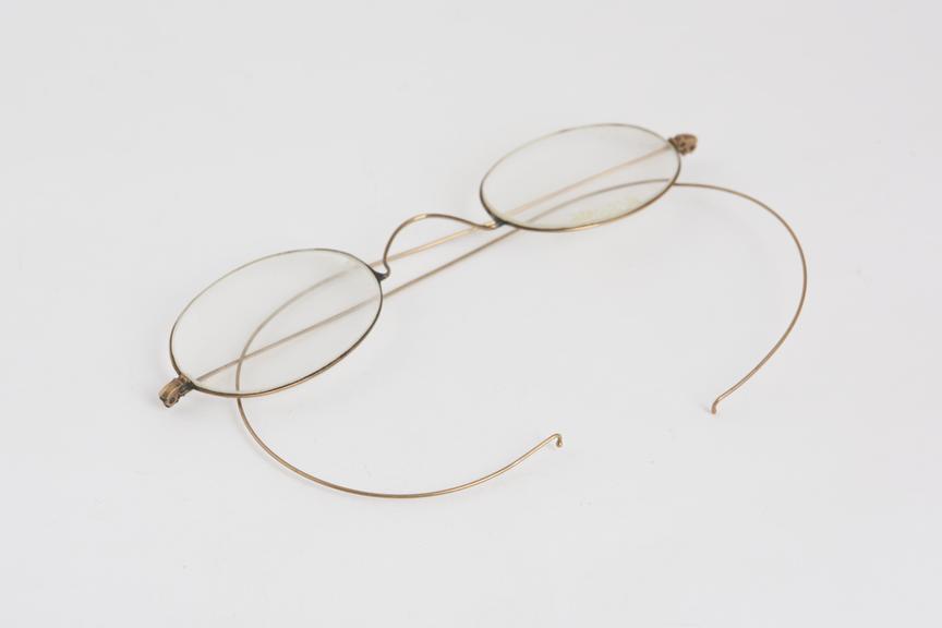 Curved spectacles, gold wire, English, 1880-1900