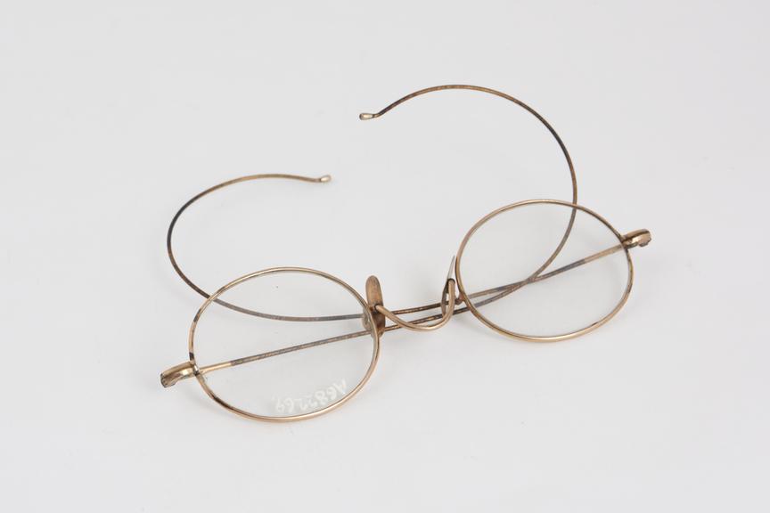 Spectacle, coil spring brass wire, English, 1870-1935