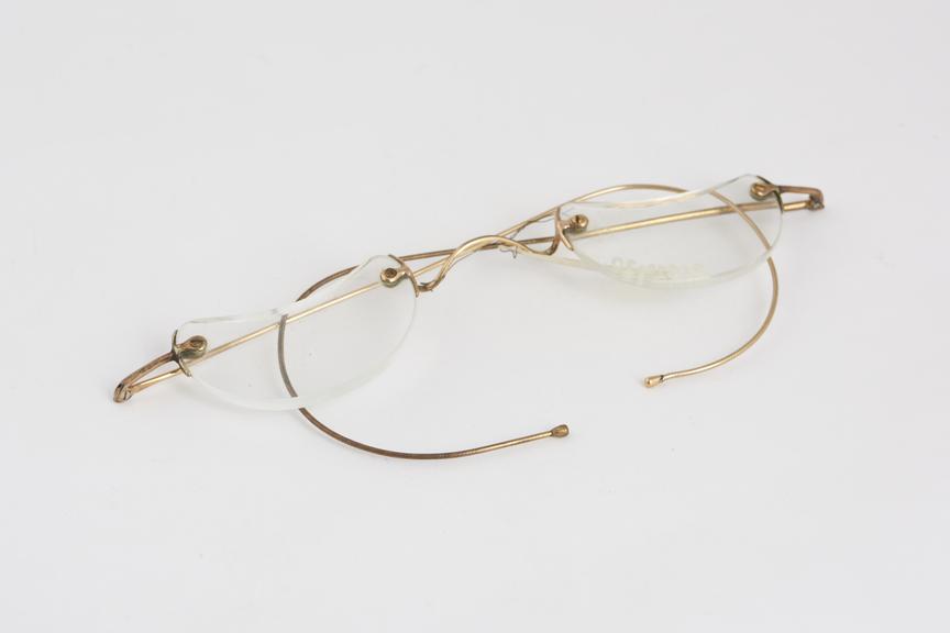 Coil spring half eye spectacles, gold plated, English, 1900-1920