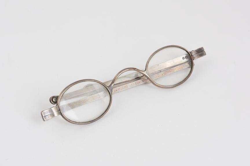 Turn pin spectacles, silver, London hallmark, 1829, by E.T